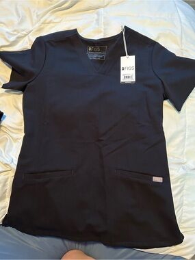 Figs Technical Collection V-Neck Scrub Top in Black